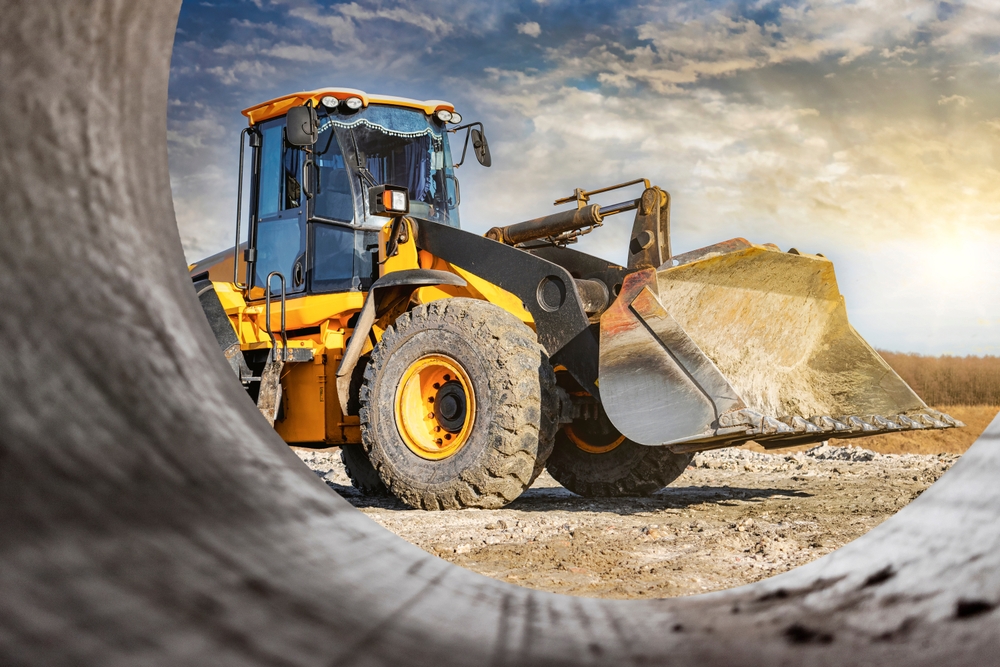 Powerful,Front,Wheel,Loader,Or,Bulldozer,Working,On,A,Quarry
