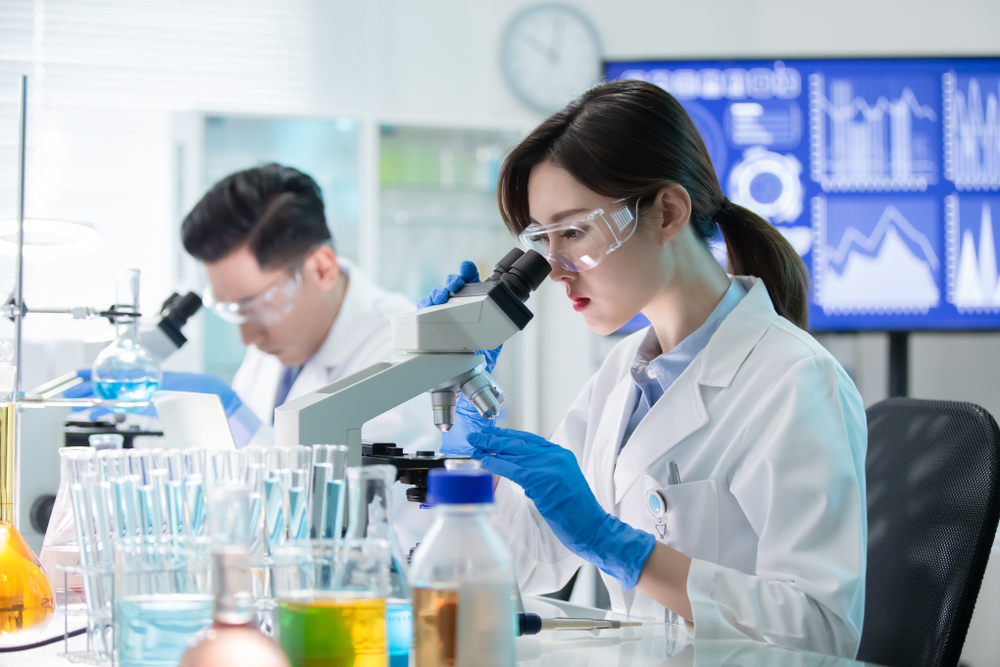 Asian,Scientist,Team,Use,Microscope,In,The,Laboratory